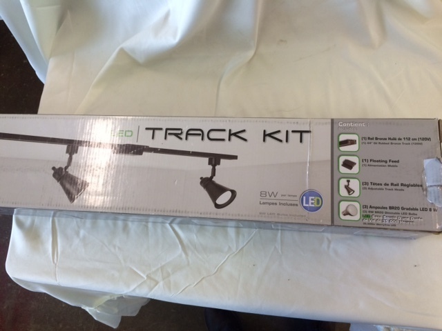 lot 124 image: Lithuania Track Lighting, LED 3 Light