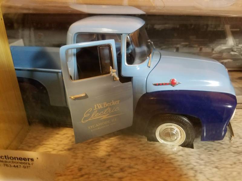 lot 21 image: Collector Ford Pick-up Set