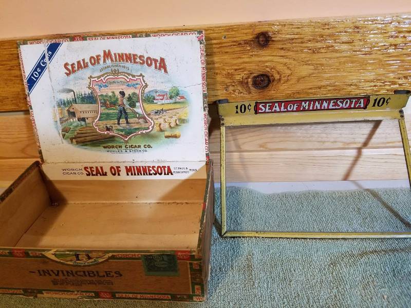 lot 19 image: State of Minnesota Cigar box with Original Glass Display Cover