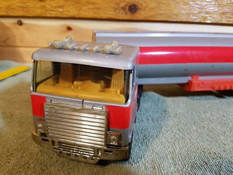 lot 82 image: Conoco Tractor-Trailer