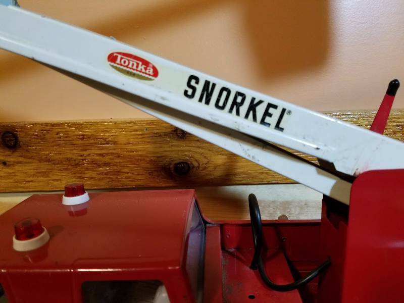 lot 2 image: Tonka Snorkel Fire Engine Truck