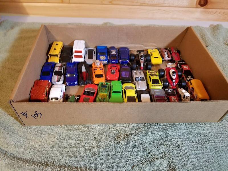 lot 105 image: Hot Wheels & Others Die casts