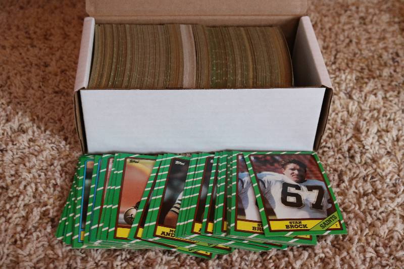 Box of 1986 Topps football cards...