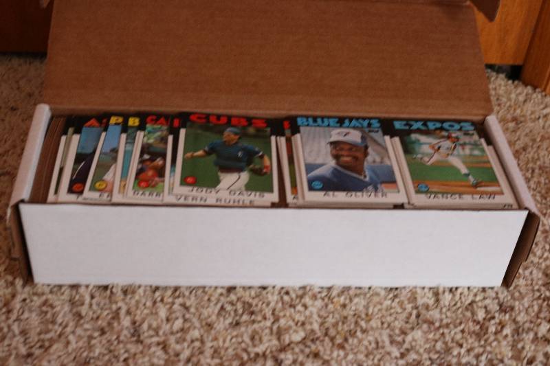 Box of 1986 Topps basball cards...