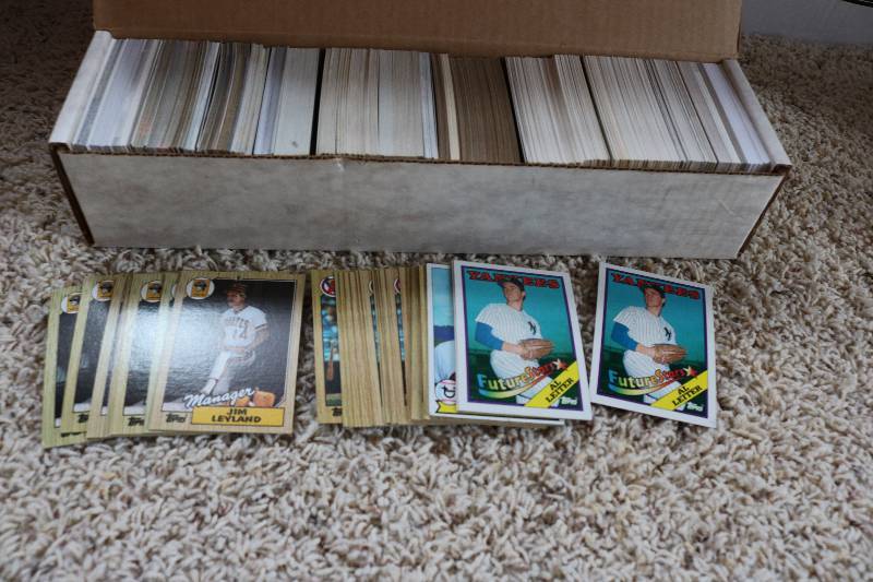 Box of mixed baseball cards...