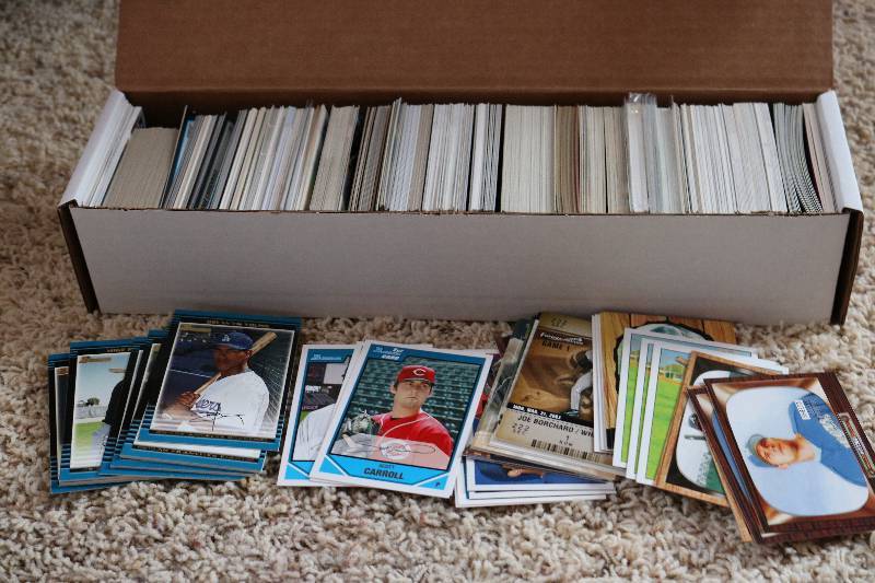 Box of mixed baseball cards...