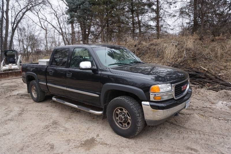 2001 GMC 2500 SLE 4 Door 4 x 4 Pick Up Truck