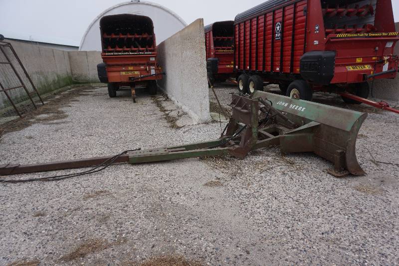 lot 2 image: John Deere 534 10 Front Mount Heavy Duty Tractor Push Blade