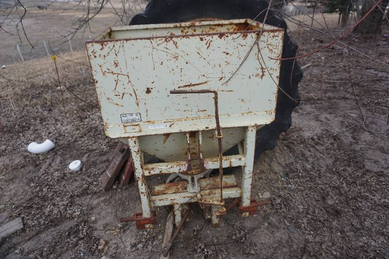 lot 8 image: Herd Brand Model 3PT-750 3 Point Mount Power Seeder