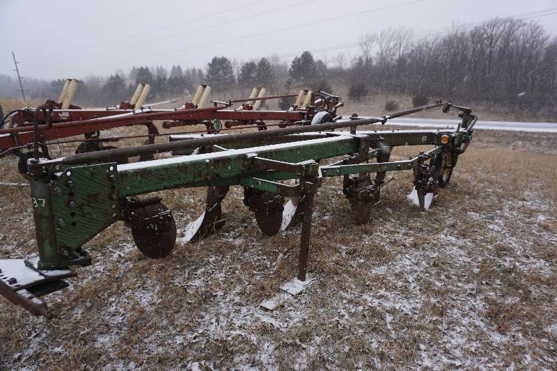 lot 5 image: John Deere Model 1350-1450 4 Bottom Mold Board Plow