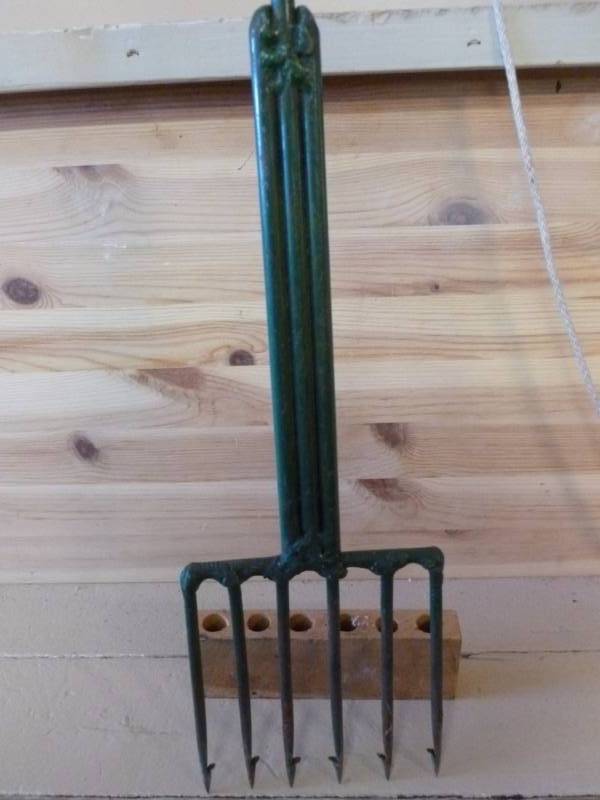 lot 5 image: Dark House Spear