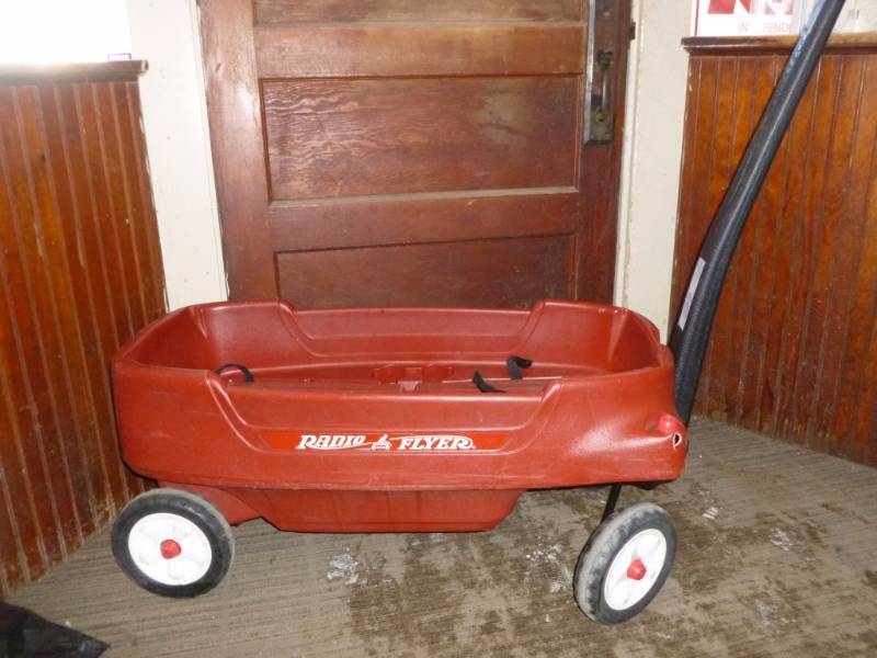 lot 7 image: Radio Flyer Wagon