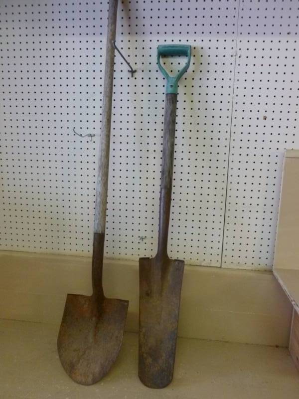 lot 19 image: Shovels