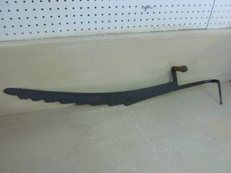 lot 20 image: Antique Hay Knife
