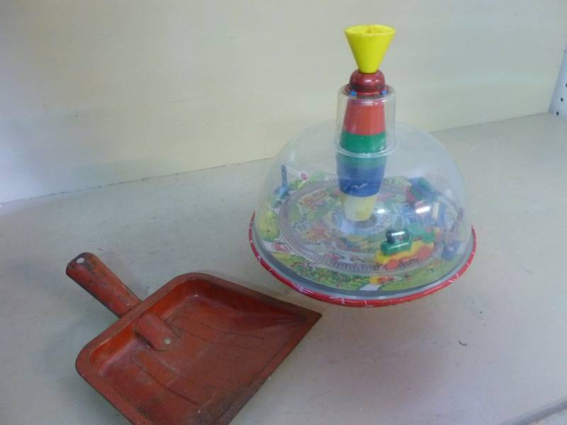lot 33 image: Vintage Tin Toys
