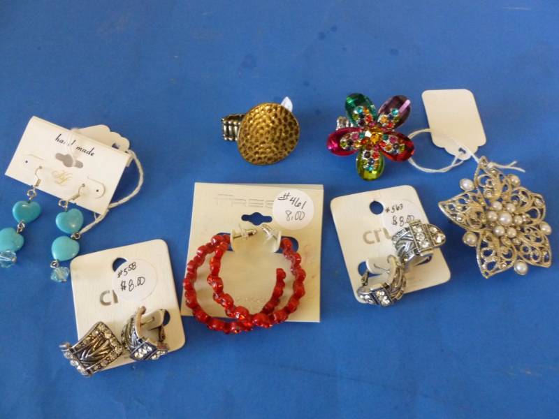 lot 48 image: Jewelry
