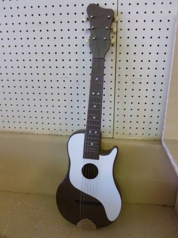 lot 70 image: Vintage Guitar