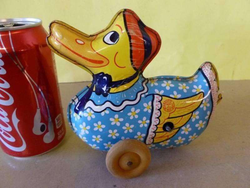 lot 73 image: Vintage Tin Toy