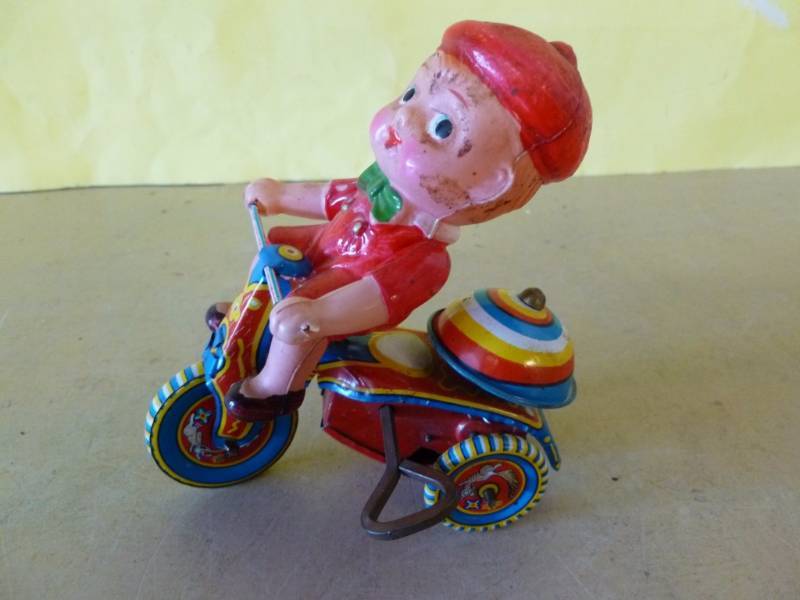 lot 74 image: Vintage Tin Toy