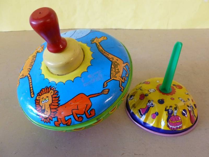 lot 76 image: Vintage Tin Toys