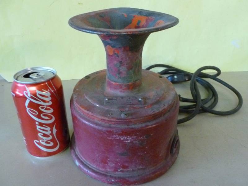 lot 102 image: Vintage Electric Horn