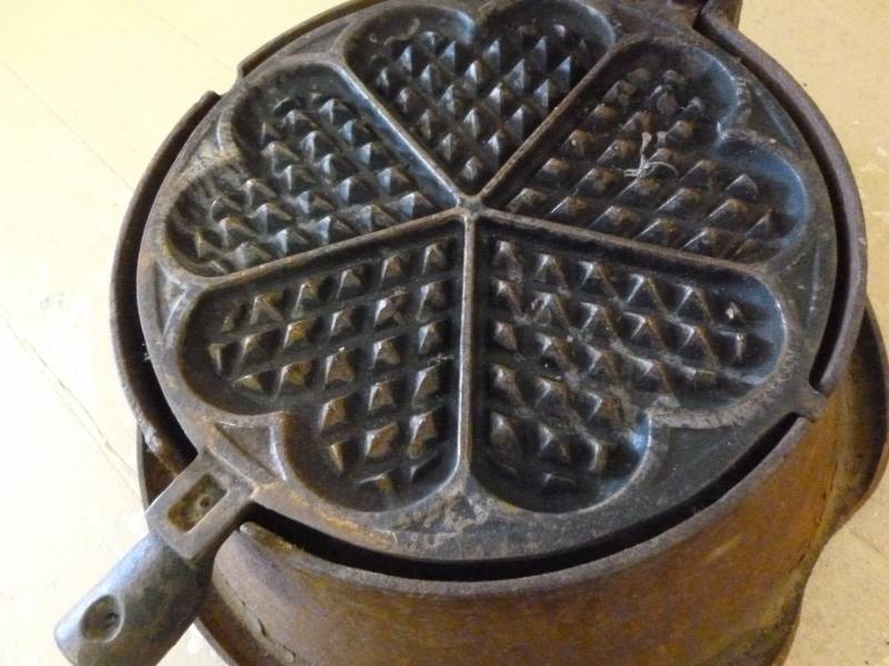 antique cast iron pizzelle maker