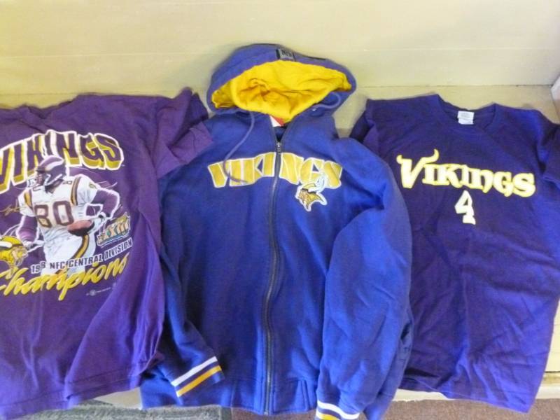 lot 124 image: Minnesota Vikings Clothes