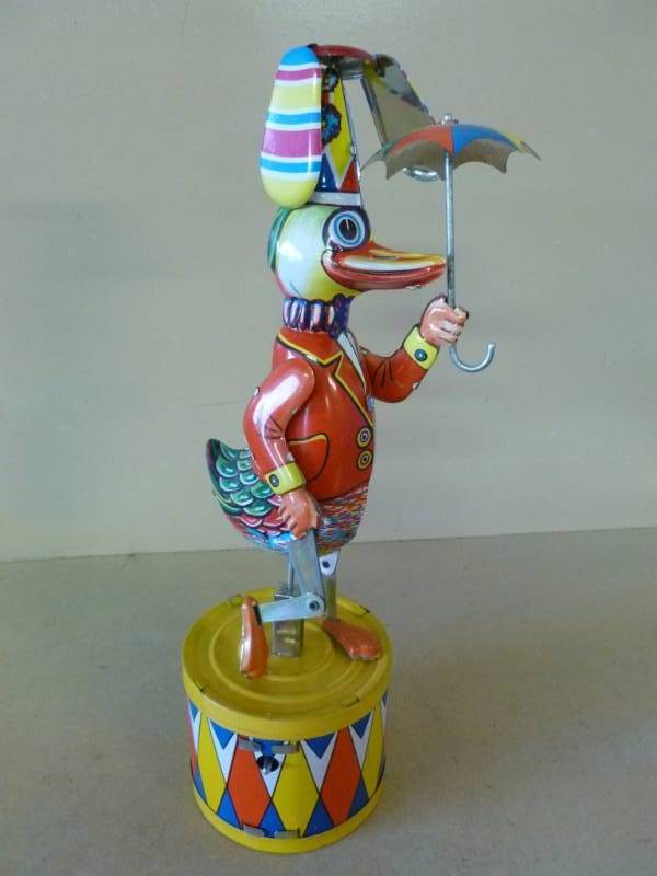 lot 200 image: Tin Toy