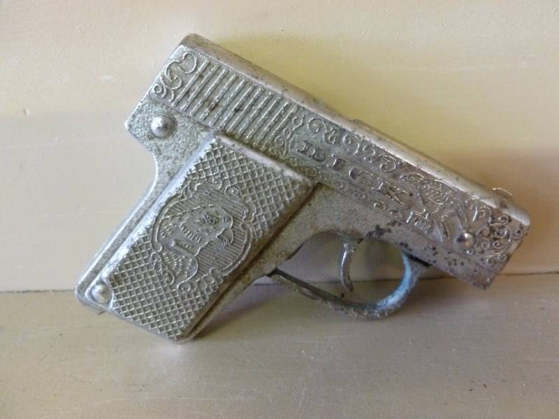 lot 204 image: Vintage Cap Gun