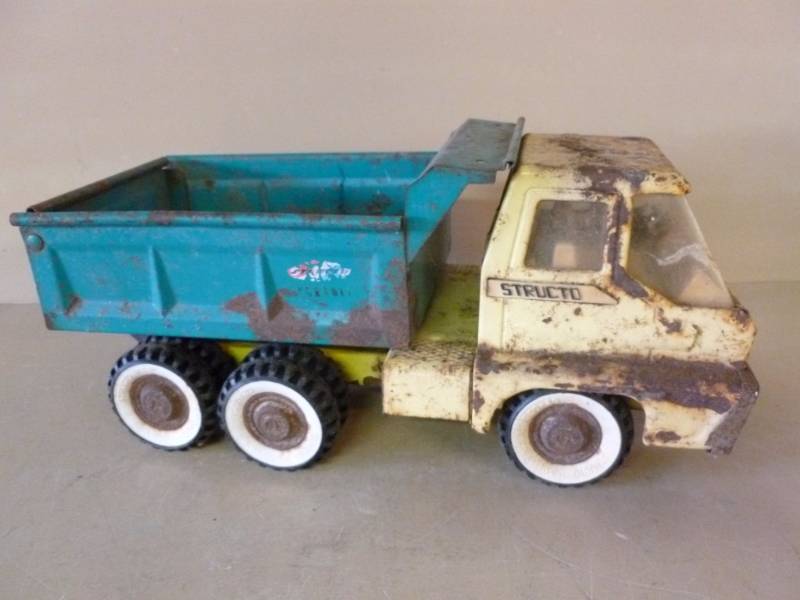 lot 210 image: Vintage Structo Dump Truck