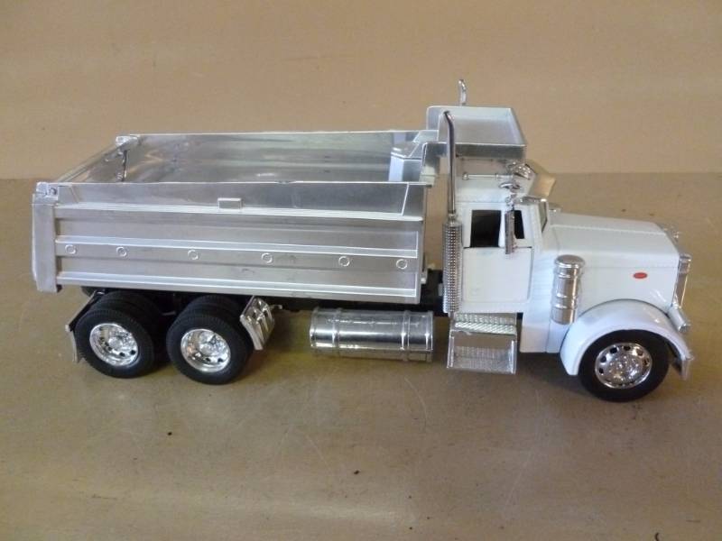 lot 232 image: Dump Truck Toy