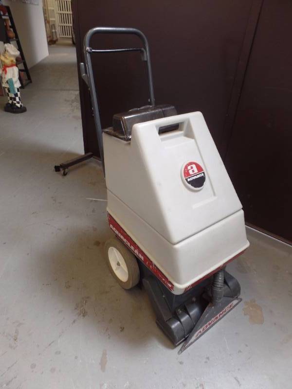 lot 711 image: Carpet Extractor