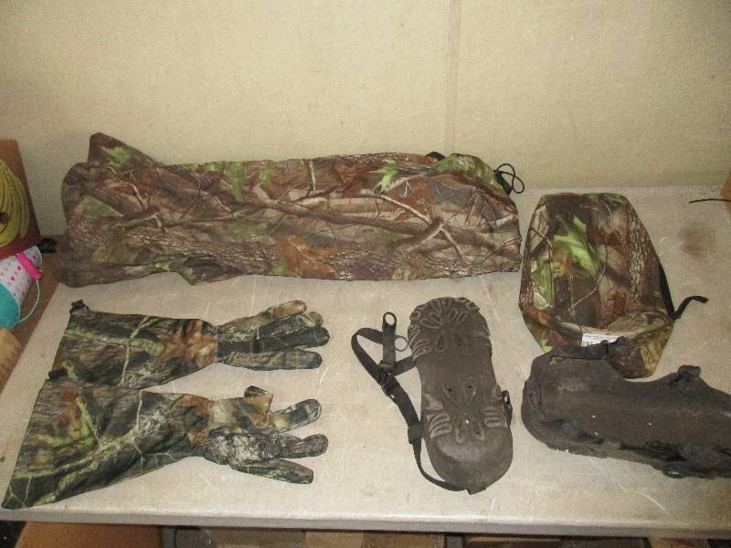 lot 13 image: real tree camouflage glovesboot covers
