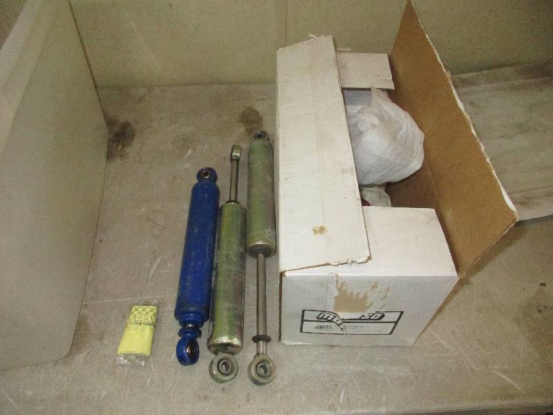 lot 21 image: tote w Davis unified ignition - 3 shocks and dura fire distributor