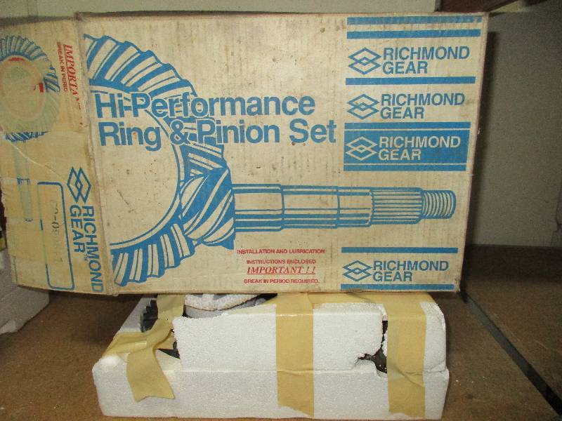 lot 26 image: high performance ring and pinion set by Richmond gear 4.88    8.5   10 bolt chev