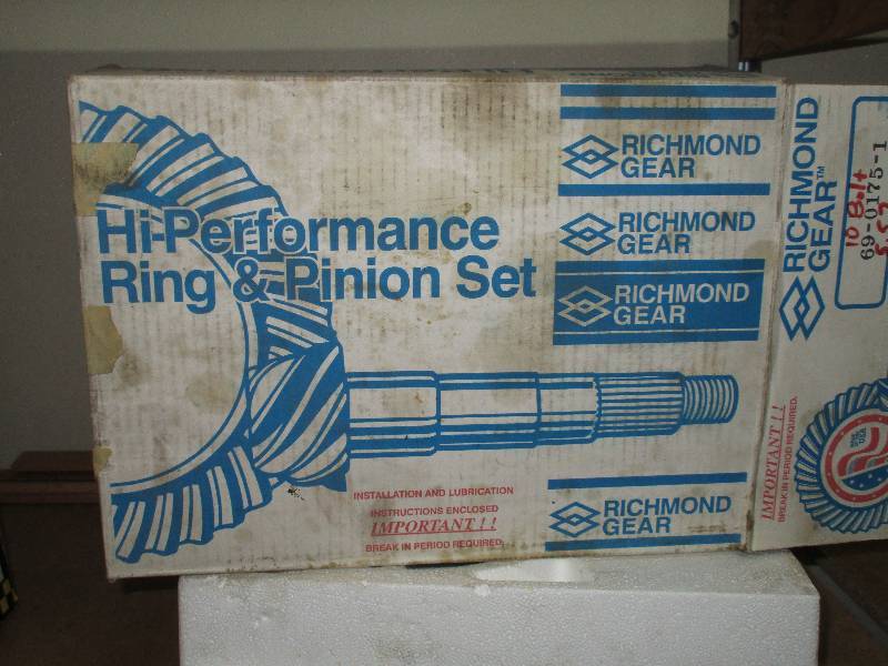 lot 28 image: Richmond gear high performance ring and pinion 5.56    8.5   10 bolt chev