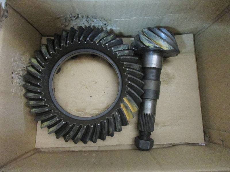 lot 99 image: 8.5 373 cut ring gear rear end