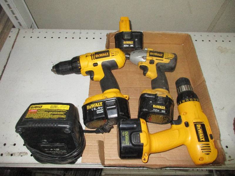 lot 118 image: 3 dewalt drills 4 batteries 1 charger.