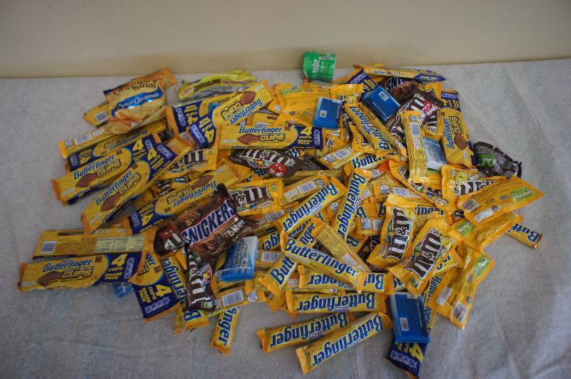 lot 151 image: Large Lot of Assorted Candy - All Items Expired In 2016 -