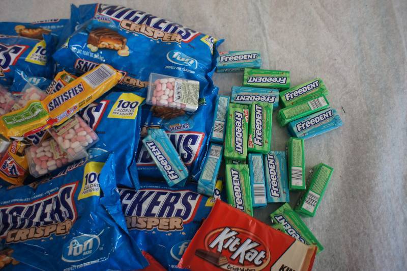 lot 163 image: Large Lot of Assorted Candy - All Items Expired In 2016 -