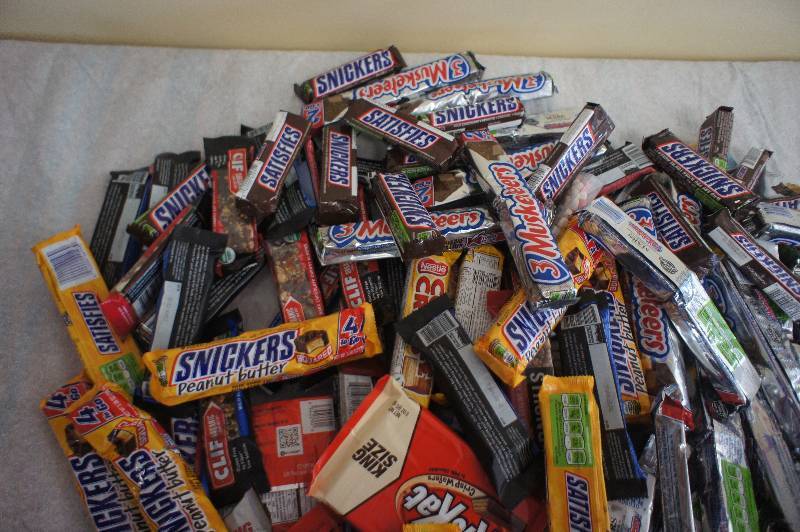 lot 164 image: Large Lot of Assorted Candy - All Items Expired In 2016 -