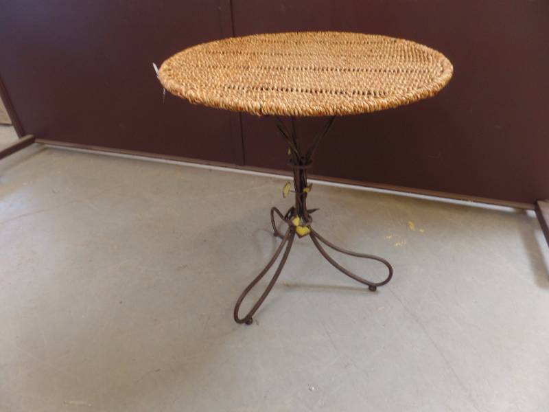 ACCENT TABLE