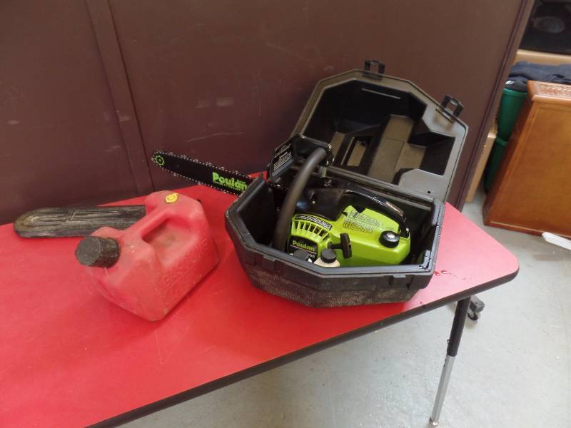 CHAINSAW AND FUEL CONTAINER