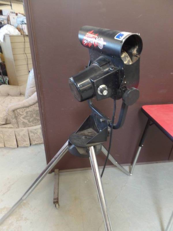 PITCHING MACHINE