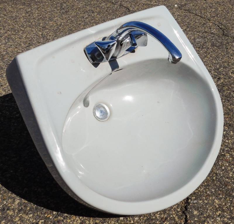 lot 1034 image: PEDESTAL SINK & FAUCET
