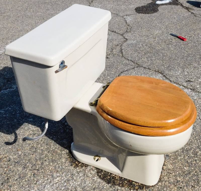 lot 1010 image: TOILET w SEAT