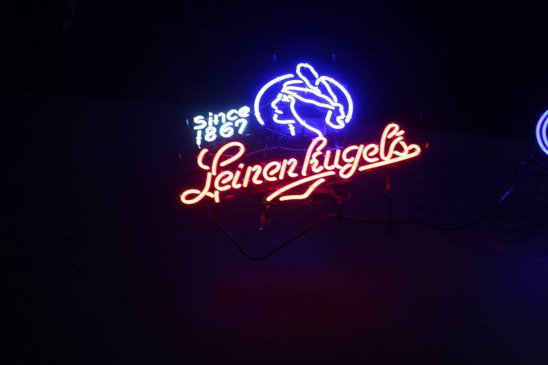 lot 39 image: Leinenkugels Neon Light