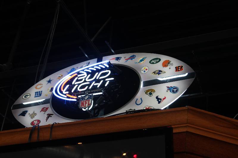 lot 44 image: Bud Light Neon Light