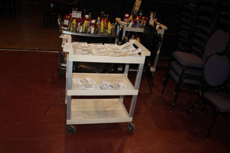 lot 628 image: Rubbermaid 3-Shelf Serving Cart
