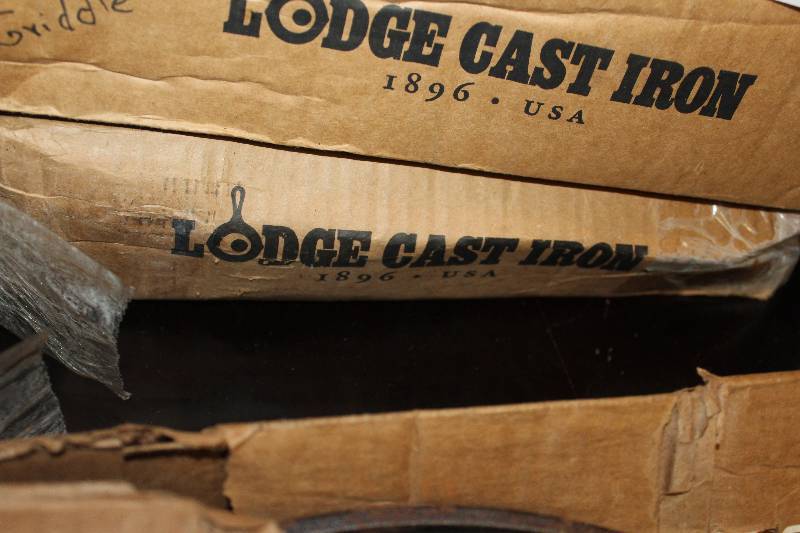 lot 590 image: Lot of (7) Lodge Cast Iron Cast Iron Griddles